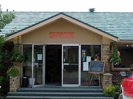 Mariann Travel Inn Scottsburg allows check-in for 18 year-old guests