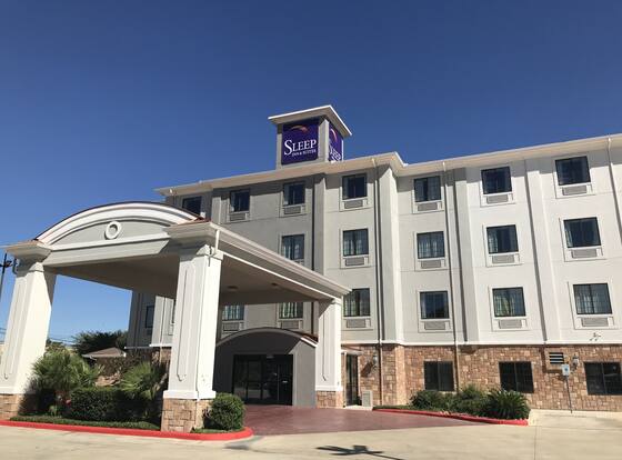 Sleep Inn & Suites at Six Flags allows check-in for 18 year-old guests