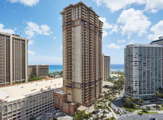 Hilton Grand Vacations Club Grand Waikikian Honolulu allows check-in for 18 year-old guests