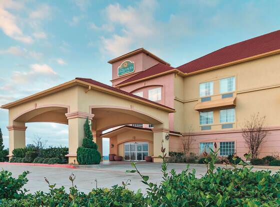 La Quinta Inn & Suites by Wyndham Glen Rose allows check-in for 18 year-old guests