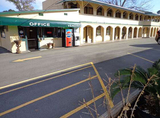 Economy Inn Express Warren allows check-in for 18 year-old guests