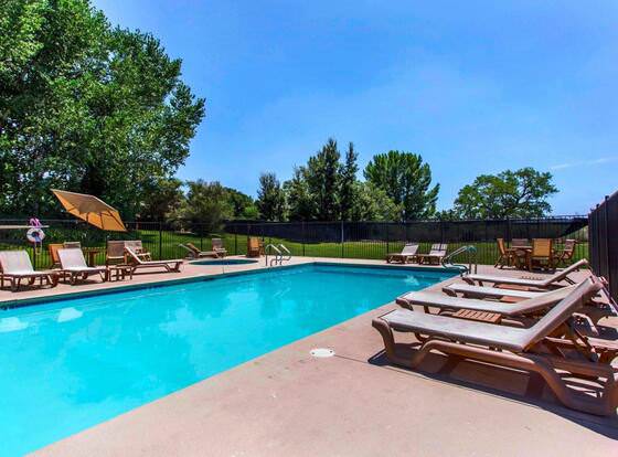 Rodeway Inn allows check-in for 18 year-old guests