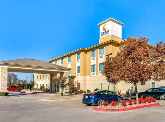 Comfort Inn & Suites Van Buren - Fort Smith allows check-in for 18 year-old guests
