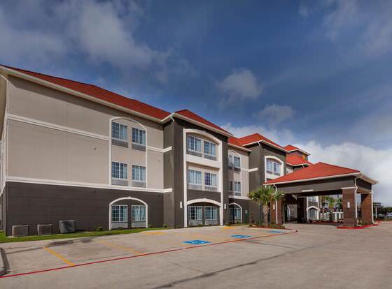 La Quinta Inn & Suites by Wyndham Port Lavaca allows check-in for 18 year-old guests