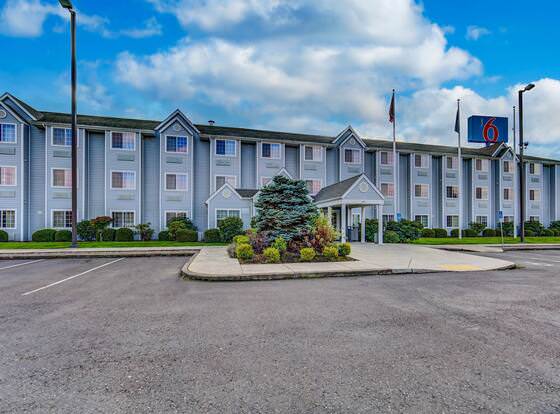 Motel 6 Sutherlin, OR allows check-in for 18 year-old guests