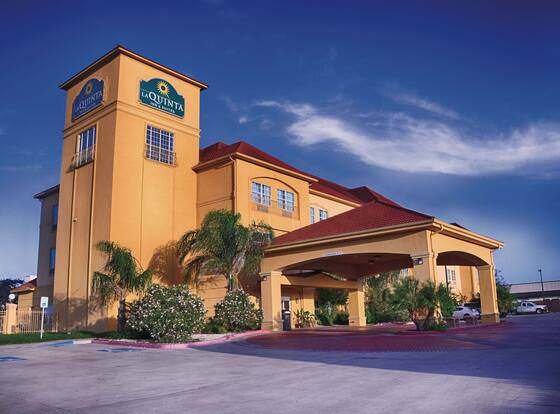 La Quinta Inn & Suites by Wyndham Alice allows check-in for 18 year-old guests