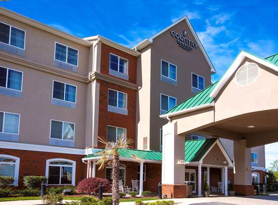 Country Inn & Suites by Radisson, Wilson, NC allows check-in for 18 year-old guests