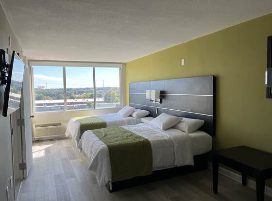 Hotel Weston allows check-in for 18 year-old guests