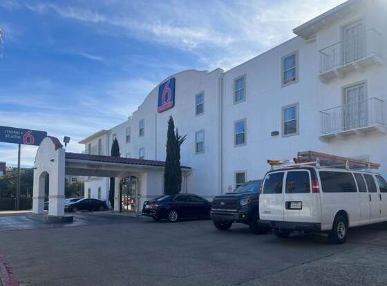 Studio 6 Suites - Dallas, TX - Downtown allows check-in for 18 year-old guests