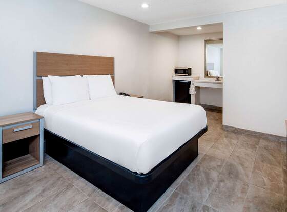 Super 8 by Wyndham Bakersfield Ca allows check-in for 18 year-old guests