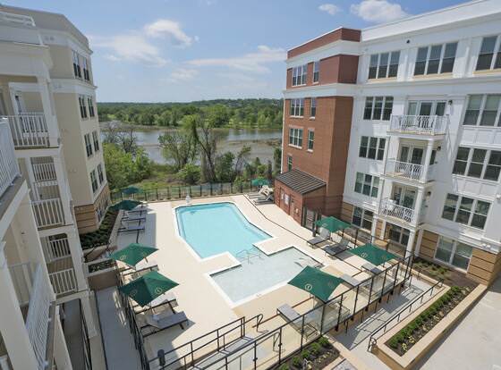 Mint House Alexandria - Old Town allows check-in for 18 year-old guests