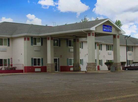 AmeriVu Inn & Suites - Cumberland allows check-in for 18 year-old guests