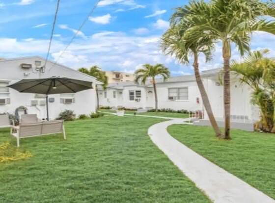 PRAIA Hotel Boutique & Apartments Hollywood allows check-in for 18 year-old guests