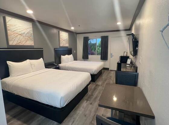 Starlight Inn Huntington Beach allows check-in for 18 year-old guests