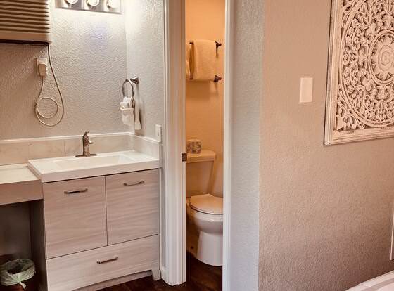 Fountain Creek Inn allows check-in for 18 year-old guests