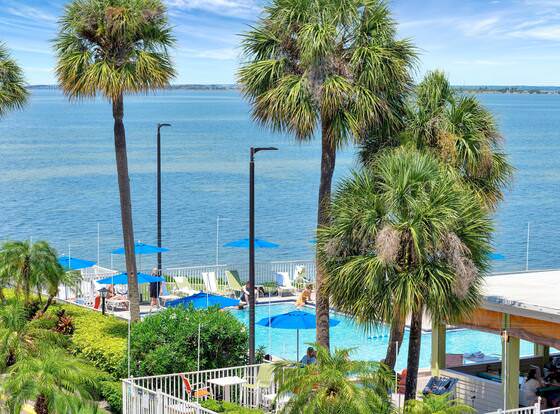 Seaside Luxury Oasis with balcony allows check-in for 18 year-old guests