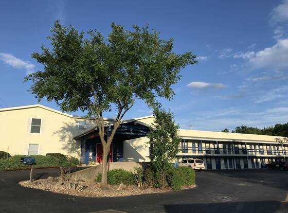 Scottish Inns Osage Beach allows check-in for 18 year-old guests