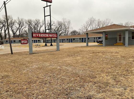 RIVERSIDE MOTEL allows check-in for 18 year-old guests