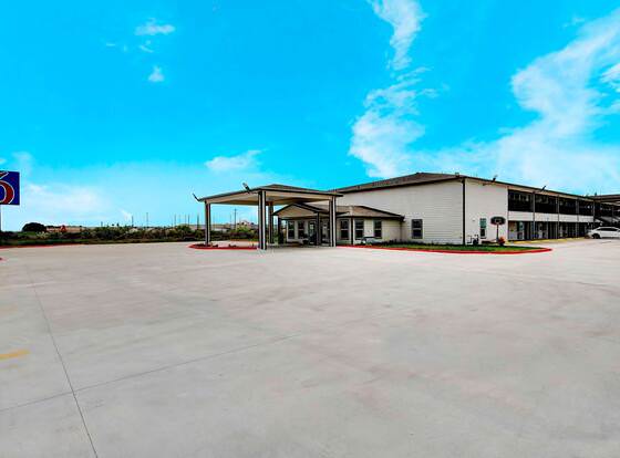 Motel 6 Aransas Pass, Tx allows check-in for 18 year-old guests