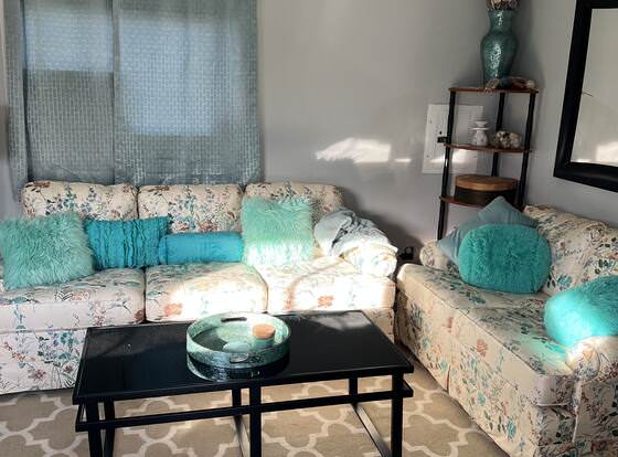 Flores  allows check-in for 18 year-old guests