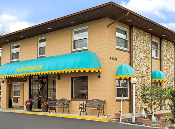 Knights Inn Kissimmee allows check-in for 18 year-old guests