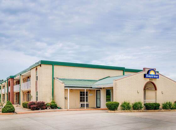 Days Inn by Wyndham Monett allows check-in for 18 year-old guests