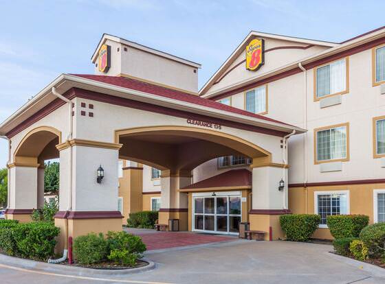 Super 8 by Wyndham Hillsboro TX allows check-in for 18 year-old guests