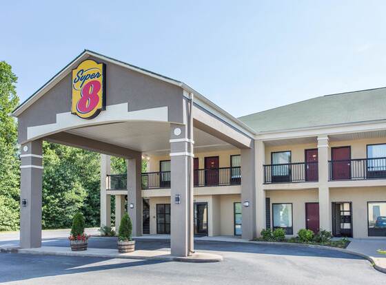 Super 8 by Wyndham Petersburg allows check-in for 18 year-old guests