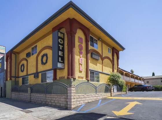 Economy Inn Hollywood allows check-in for 18 year-old guests