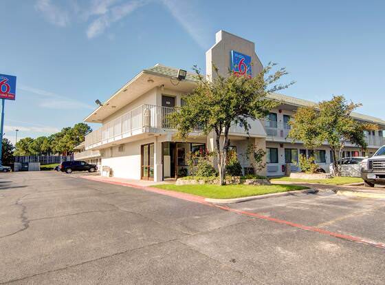 Studio 6 Grand Prairie, TX allows check-in for 18 year-old guests