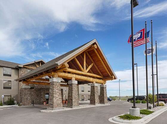 Hampton Inn & Suites Pinedale allows check-in for 18 year-old guests