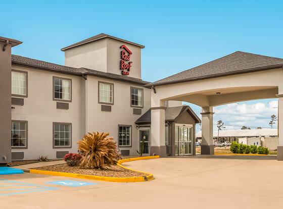 Red Roof Inn & Suites Lake Charles allows check-in for 18 year-old guests