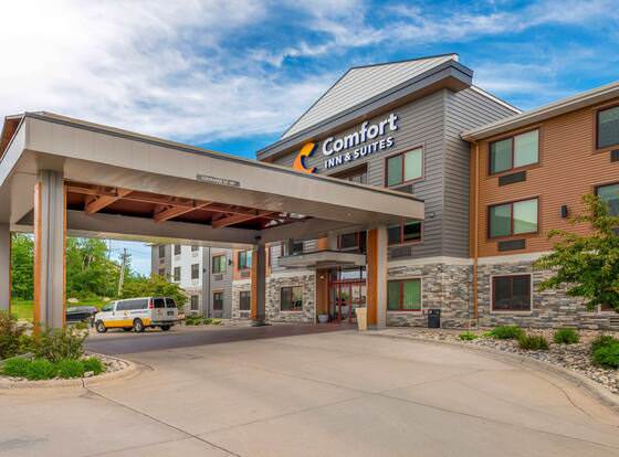 Comfort Inn & Suites Mountain Iron and Virginia allows check-in for 18 year-old guests