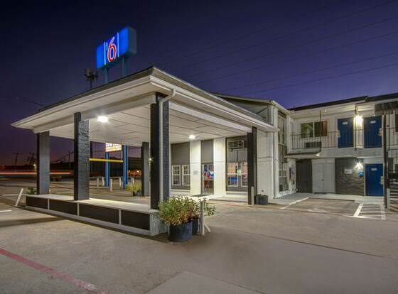 Motel 6 Fort Worth, TX - Convention Center allows check-in for 18 year-old guests