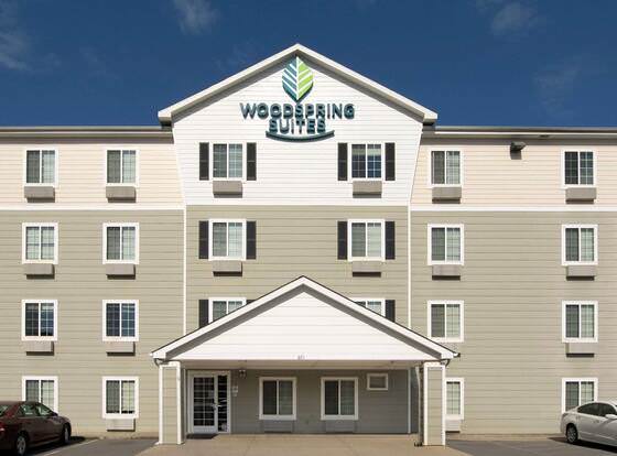 WoodSpring Suites Clarksville Ft Campbell allows check-in for 18 year-old guests
