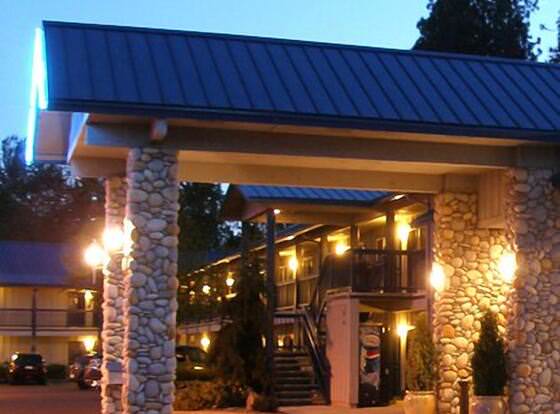 Edgewater Inn Shady Cove allows check-in for 18 year-old guests