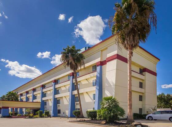 Rodeway Inn allows check-in for 18 year-old guests