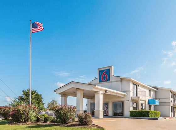 Motel 6 Lancaster, TX - DeSoto - Lancaster allows check-in for 18 year-old guests