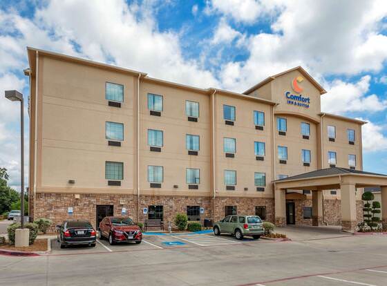 Comfort Inn & Suites Paris allows check-in for 18 year-old guests