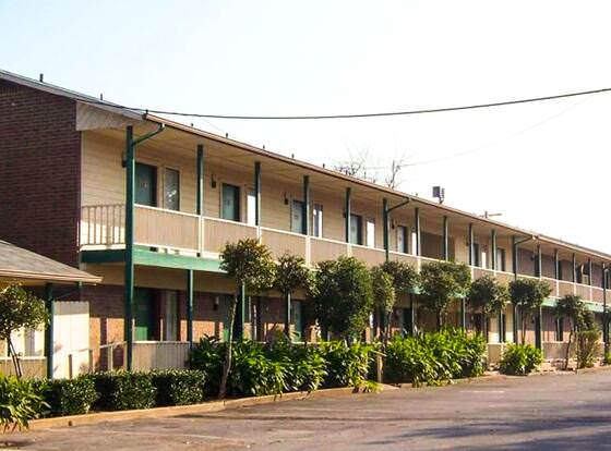 Oak Hill Inn & Suites allows check-in for 18 year-old guests