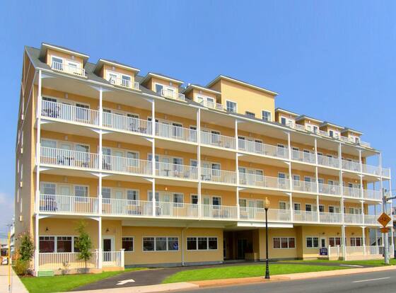 Gateway Hotel & Suites, Ascend Hotel Collection allows check-in for 18 year-old guests