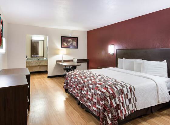 Red Roof Inn & Suites Commerce - Athens allows check-in for 18 year-old guests