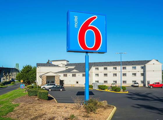 Motel 6 Newport, OR allows check-in for 18 year-old guests