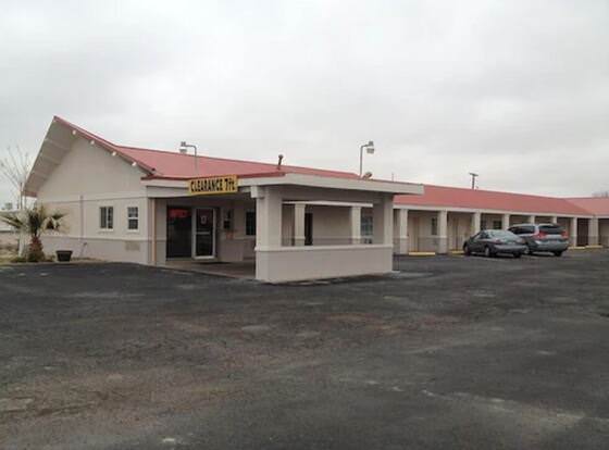 Budget Inn Fort Stockton allows check-in for 18 year-old guests
