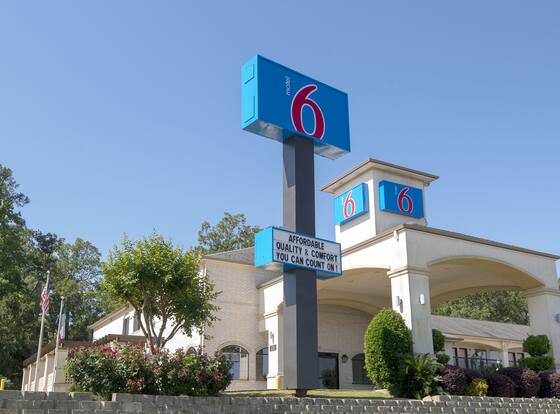 Motel 6 Tyler, TX allows check-in for 18 year-old guests
