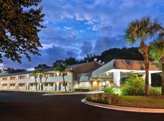 Studio 6 Jacksonville, FL - Baymeadows allows check-in for 18 year-old guests