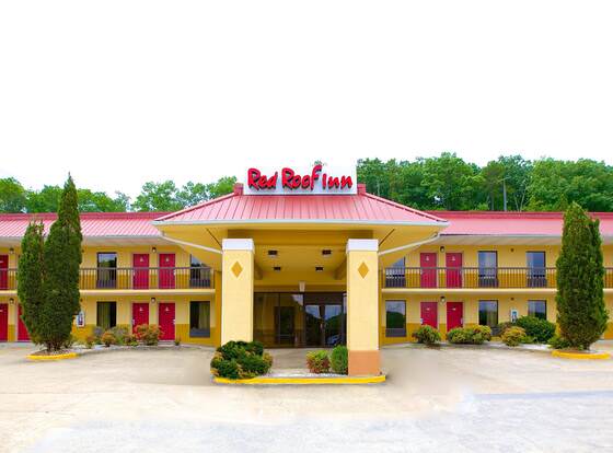 Red Roof Inn Cartersville-Emerson/LakePoint North allows check-in for 18 year-old guests
