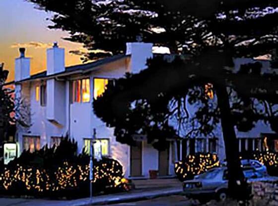 Carmel Wayfarer Inn allows check-in for 18 year-old guests