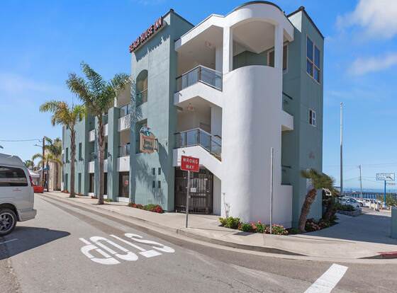 Beach House Inn & Suites allows check-in for 18 year-old guests