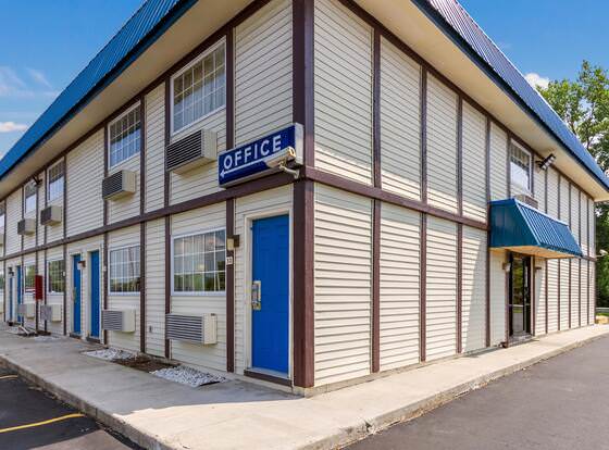 Motel 6 Rossford, OH allows check-in for 18 year-old guests